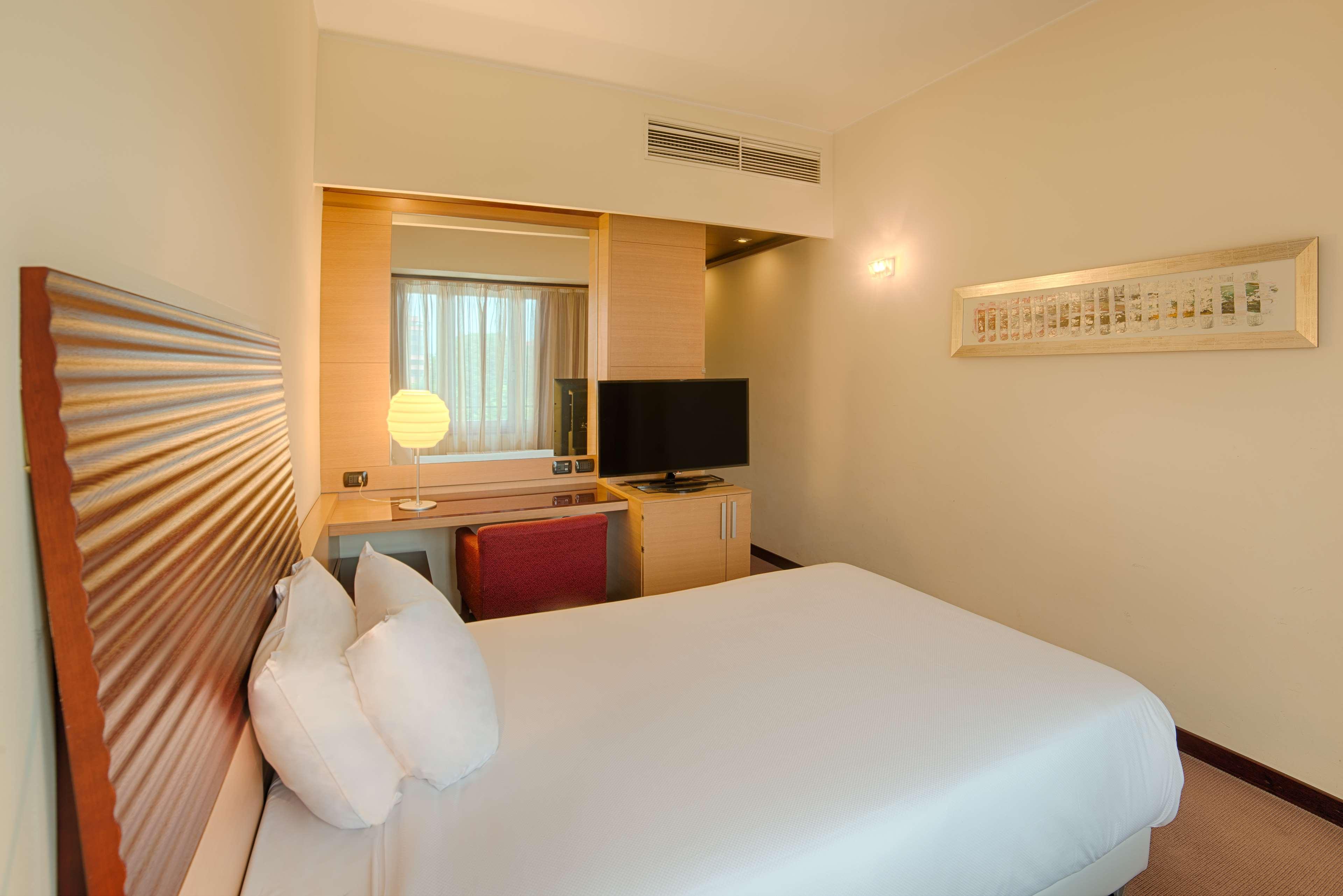 Nh Milano 2 Hotel Segrate Bagian luar foto