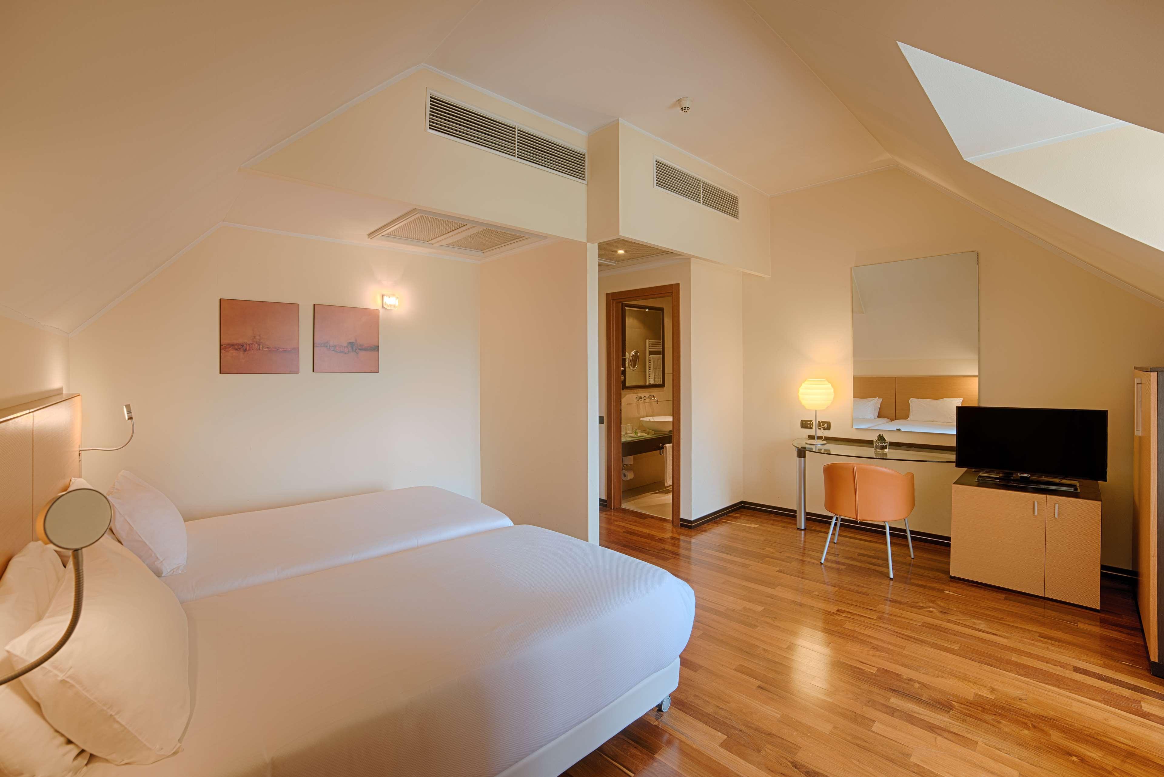 Nh Milano 2 Hotel Segrate Bagian luar foto