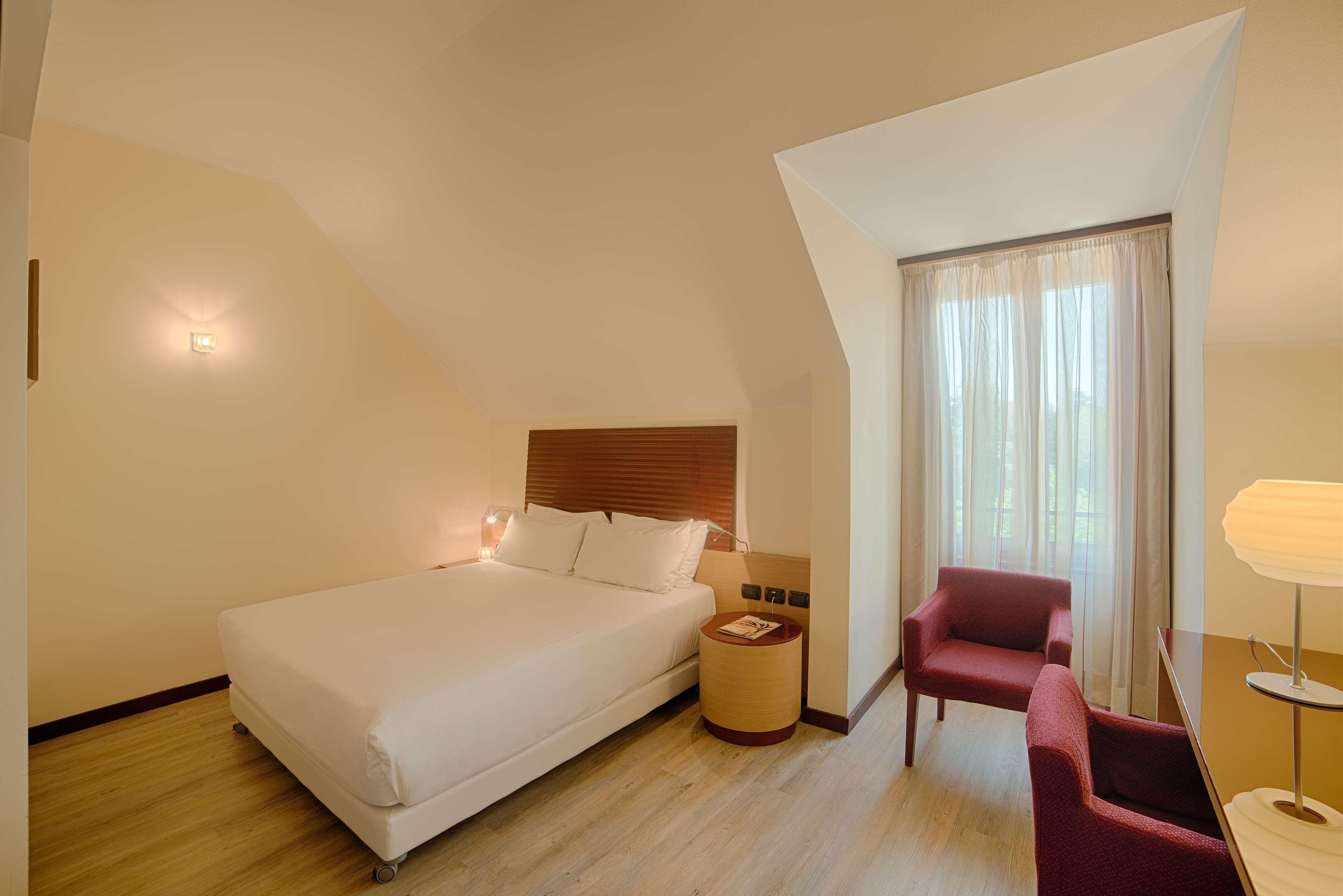 Nh Milano 2 Hotel Segrate Bagian luar foto