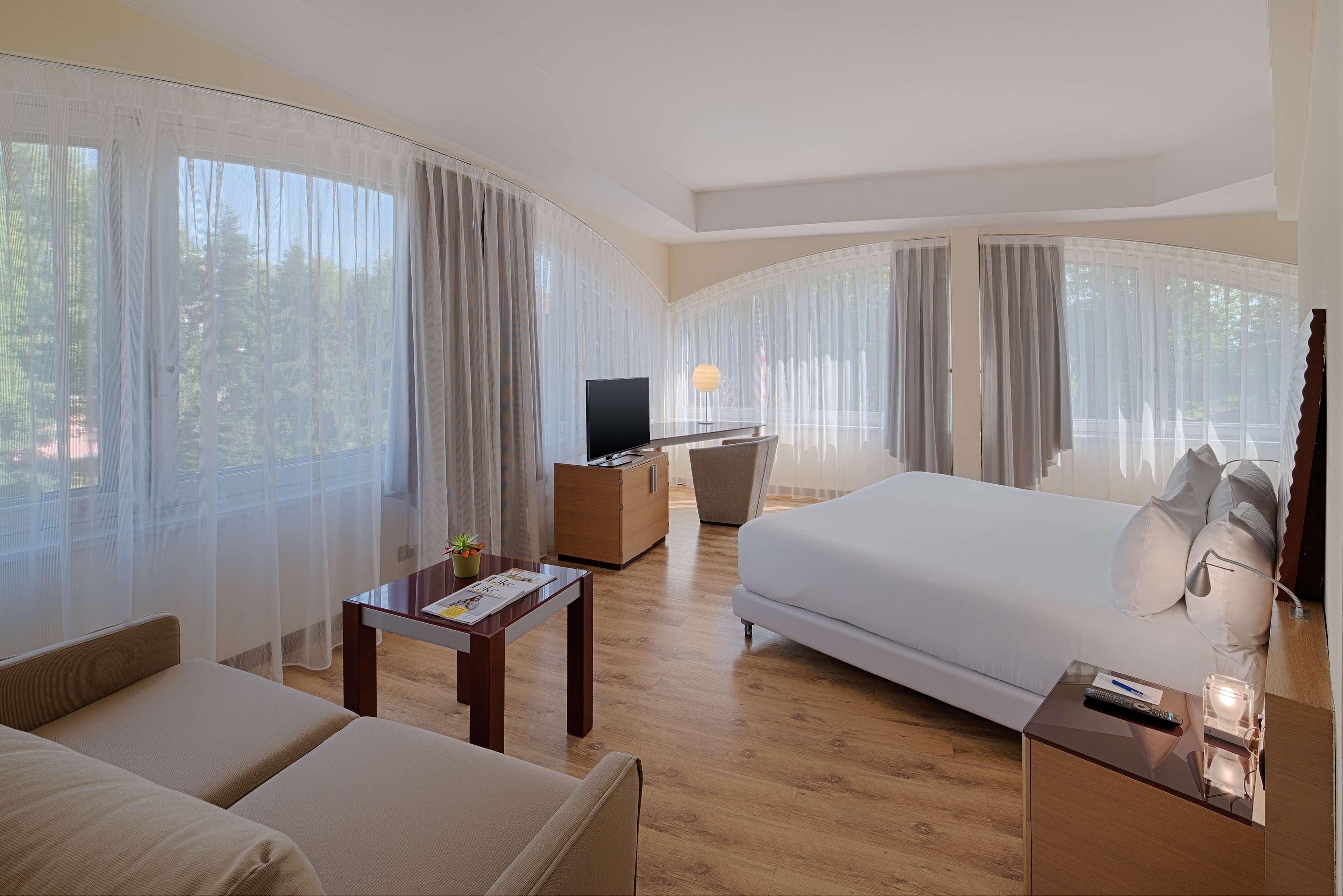 Nh Milano 2 Hotel Segrate Bagian luar foto