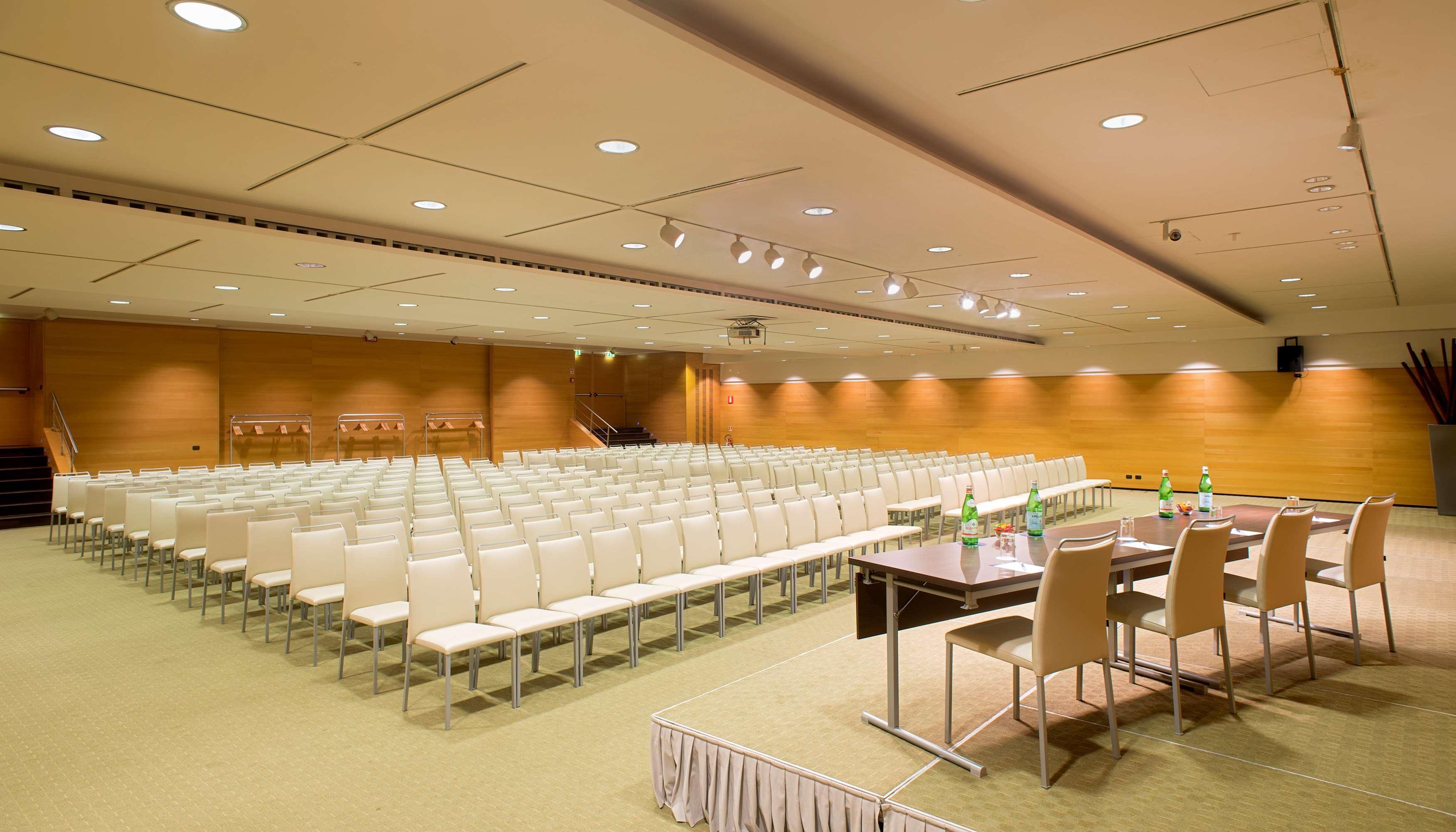 Nh Milano 2 Hotel Segrate Bagian luar foto